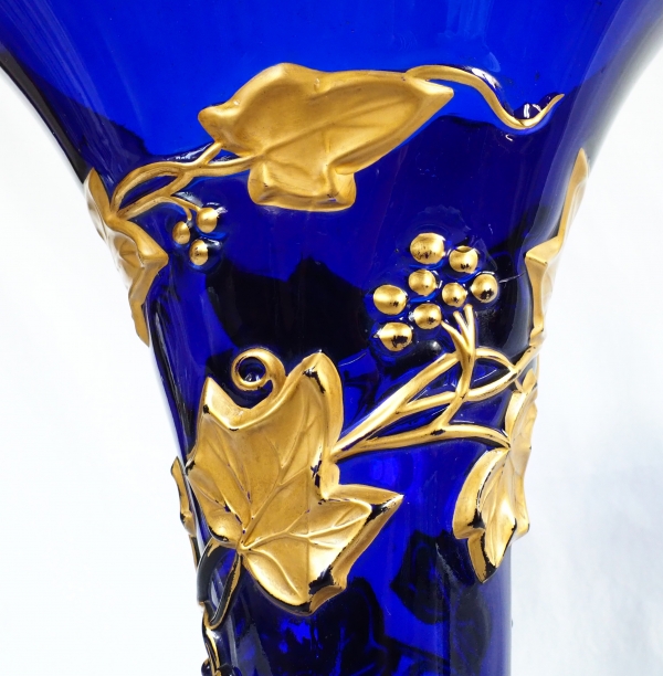 Grand vase en cristal de Baccarat bleu cobalt, modèle à guirlande de lierre doré