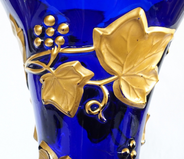 Grand vase en cristal de Baccarat bleu cobalt, modèle à guirlande de lierre doré