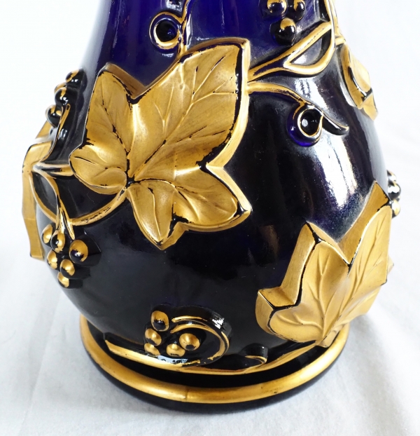 Grand vase en cristal de Baccarat bleu cobalt, modèle à guirlande de lierre doré