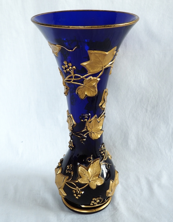 Grand vase en cristal de Baccarat bleu cobalt, modèle à guirlande de lierre doré