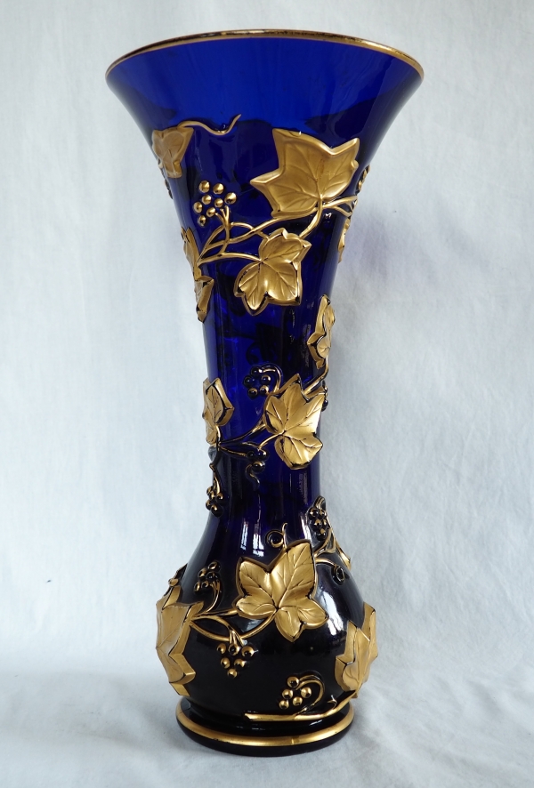 Grand vase en cristal de Baccarat bleu cobalt, modèle à guirlande de lierre doré