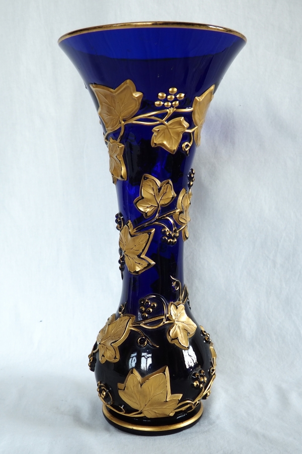 Grand vase en cristal de Baccarat bleu cobalt, modèle à guirlande de lierre doré