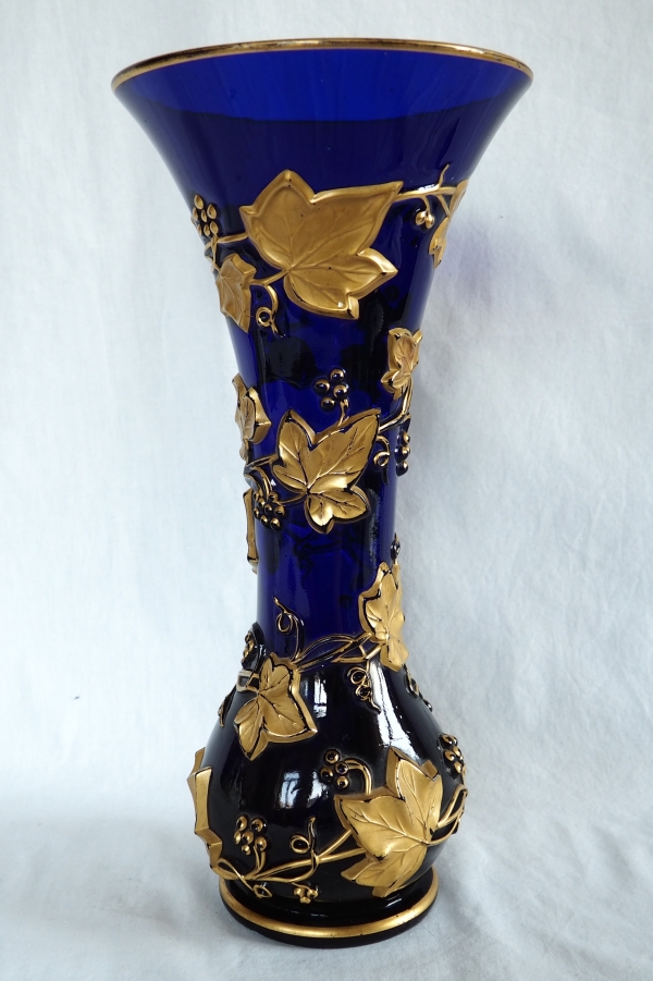 Grand vase en cristal de Baccarat bleu cobalt, modèle à guirlande de lierre doré