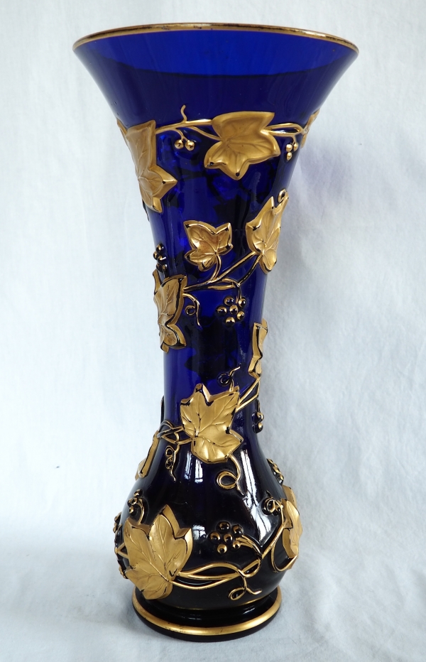 Grand vase en cristal de Baccarat bleu cobalt, modèle à guirlande de lierre doré
