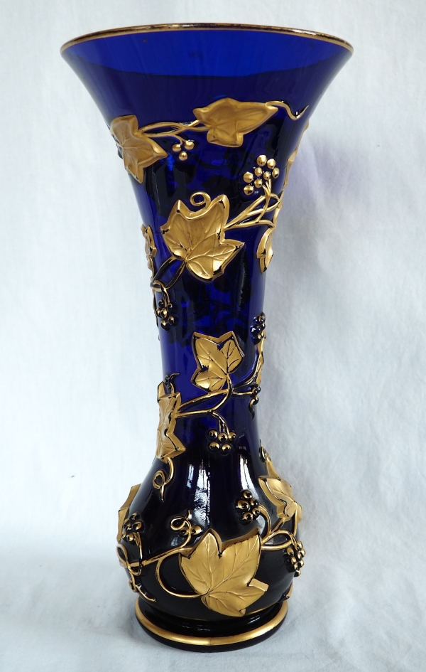 Grand vase en cristal de Baccarat bleu cobalt, modèle à guirlande de lierre doré