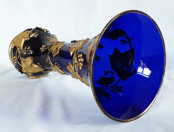 Grand vase en cristal de Baccarat bleu cobalt, modèle à guirlande de lierre doré