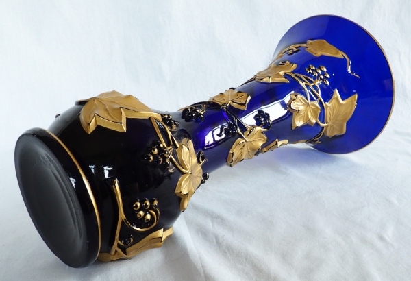 Grand vase en cristal de Baccarat bleu cobalt, modèle à guirlande de lierre doré
