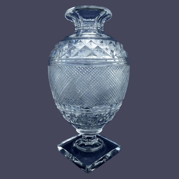 Grand vase en cristal de Baccarat finement taillé - style Charles X - cachet du Musée