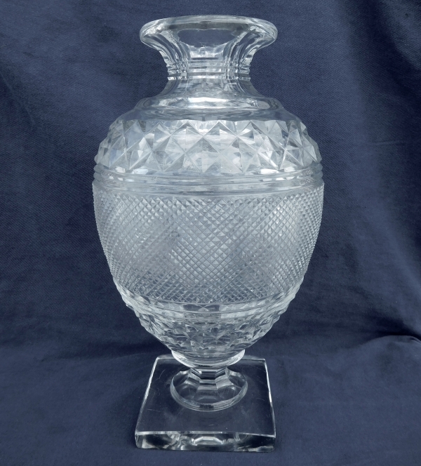 Grand vase en cristal de Baccarat finement taillé - style Charles X - cachet du Musée