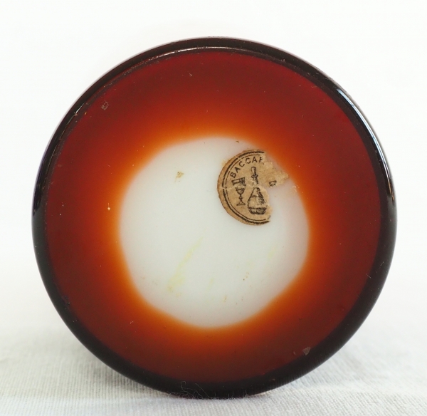 Vase soliflore en cristal de Baccarat overlay orange doublé opaline, décor à l'or fin - étiquette