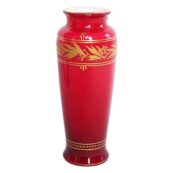 Vase soliflore en cristal de Baccarat overlay rouge doublé opaline, décor à l'or fin - étiquette