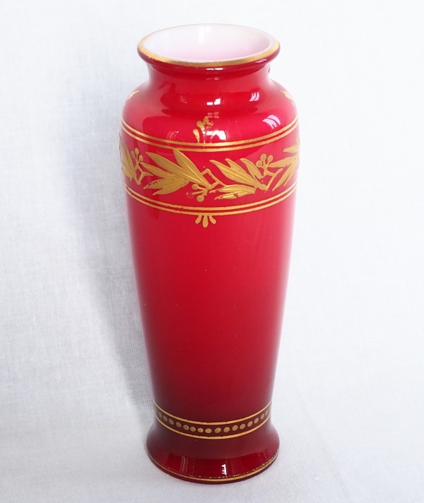 Vase soliflore en cristal de Baccarat overlay rouge doublé opaline, décor à l'or fin - étiquette