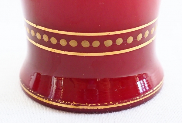 Vase soliflore en cristal de Baccarat overlay rouge doublé opaline, décor à l'or fin - étiquette