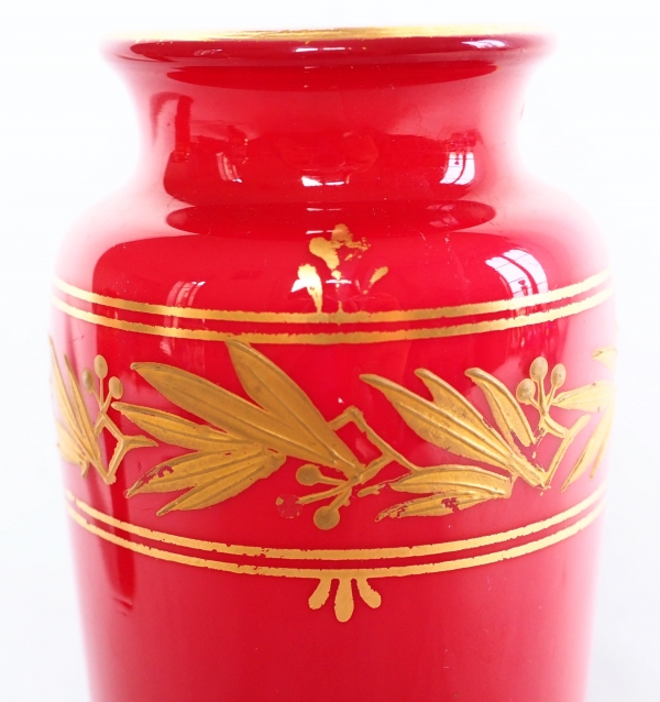 Vase soliflore en cristal de Baccarat overlay rouge doublé opaline, décor à l'or fin - étiquette