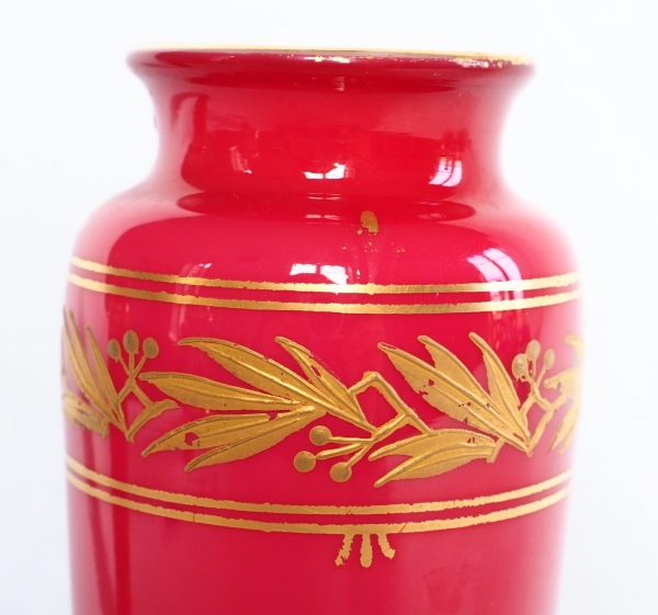 Vase soliflore en cristal de Baccarat overlay rouge doublé opaline, décor à l'or fin - étiquette