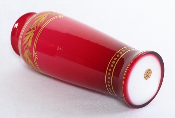 Vase soliflore en cristal de Baccarat overlay rouge doublé opaline, décor à l'or fin - étiquette