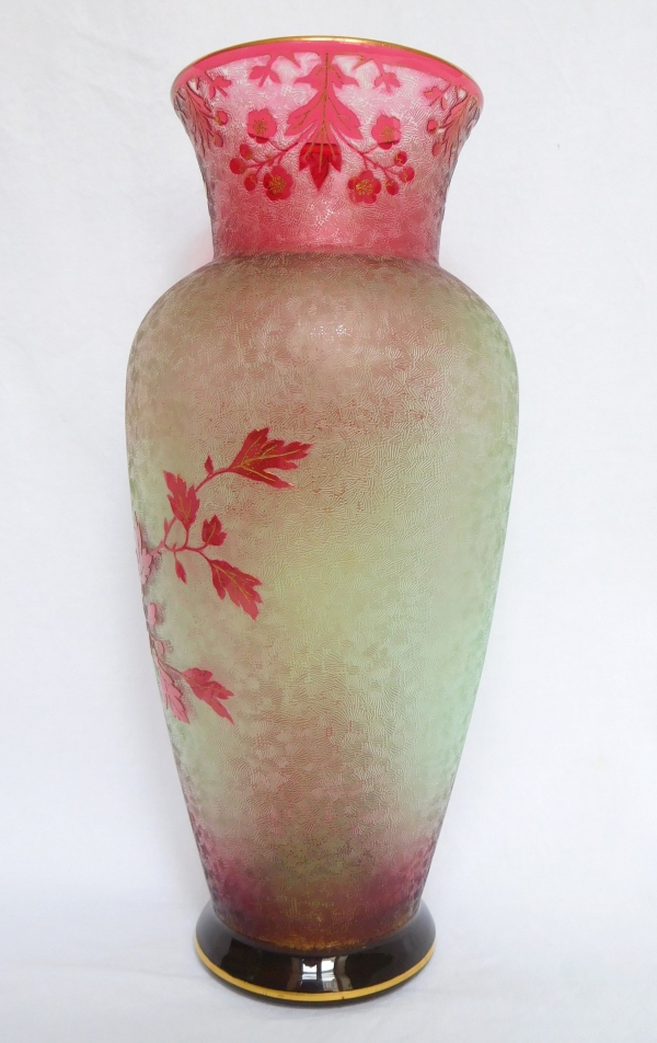 Vase en cristal de Baccarat multicouches - églantier rouge vert et doré - 25cm - signé