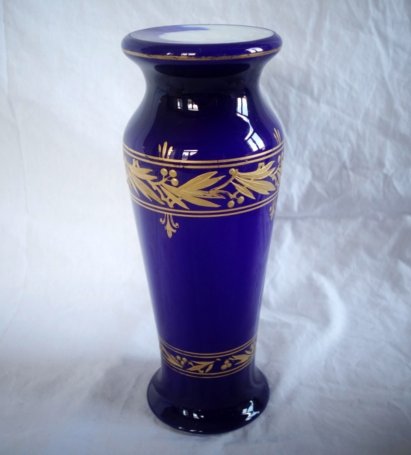 Baccarat - grand vase en cristal overlay bleu et or doublé d'opaline - 25cm