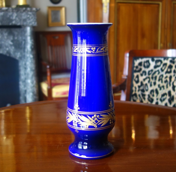 Baccarat - grand vase en cristal overlay bleu et or doublé d'opaline - 25cm