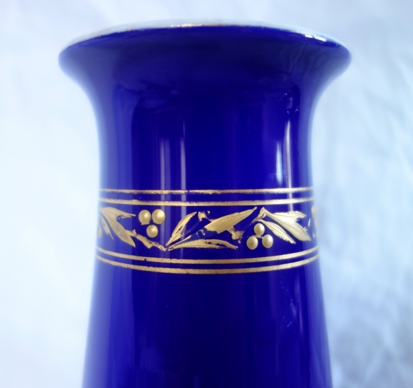 Baccarat - grand vase en cristal overlay bleu et or doublé d'opaline - 25cm