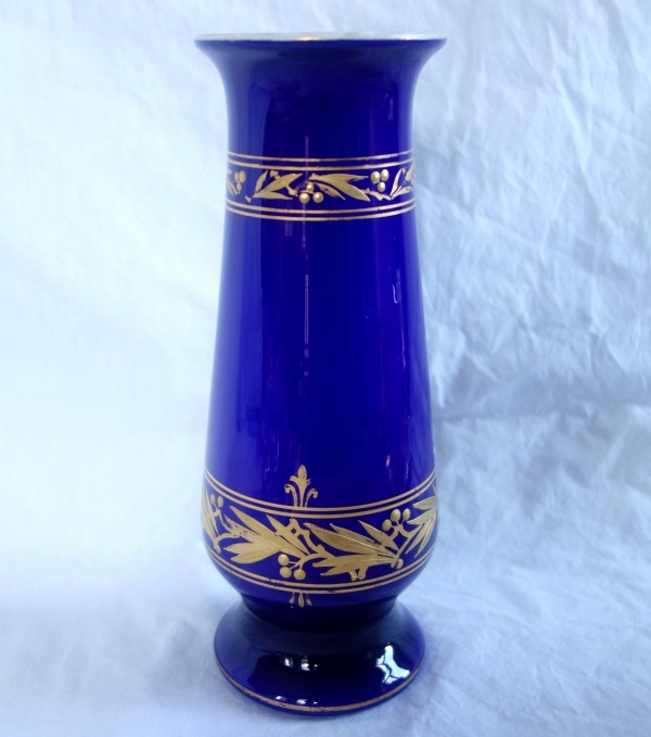 Baccarat - grand vase en cristal overlay bleu et or doublé d'opaline - 25cm