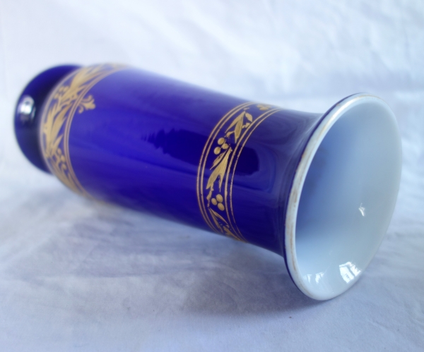 Baccarat - grand vase en cristal overlay bleu et or doublé d'opaline - 25cm