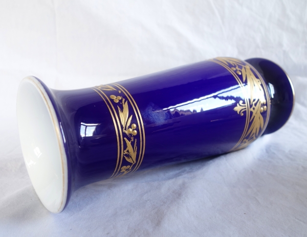 Baccarat - grand vase en cristal overlay bleu et or doublé d'opaline - 25cm