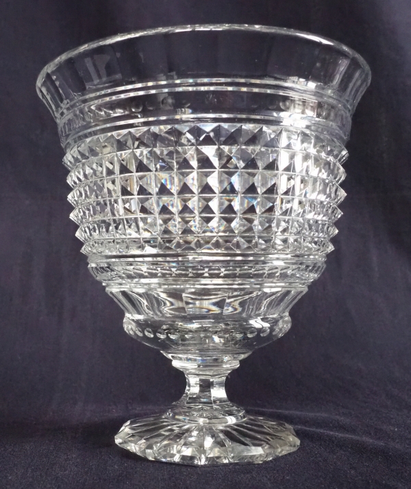 Vase en cristal de Baccarat, cristal taillé en pointes de diamants, musée de Baccarat