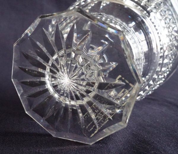 Vase en cristal de Baccarat, cristal taillé en pointes de diamants, musée de Baccarat