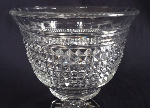 Vase en cristal de Baccarat, cristal taillé en pointes de diamants, musée de Baccarat