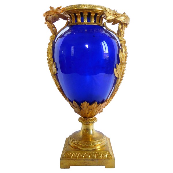 Vase d'ornement de style Louis XVI en cristal bleu et bronze doré attribué à Baccarat