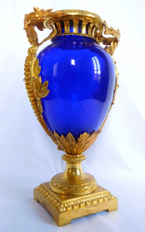 Vase d'ornement de style Louis XVI en cristal bleu et bronze doré attribué à Baccarat