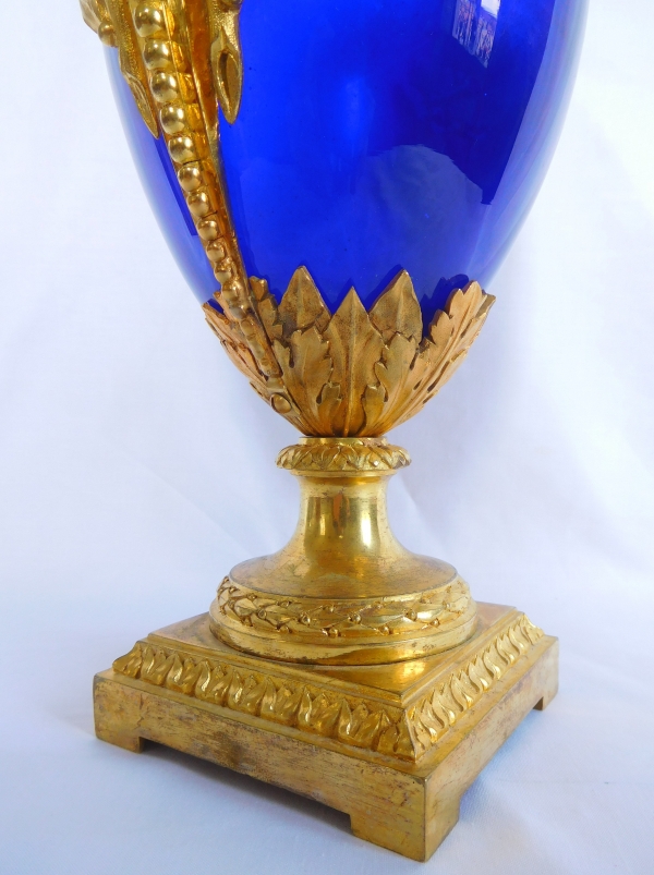 Vase d'ornement de style Louis XVI en cristal bleu et bronze doré attribué à Baccarat