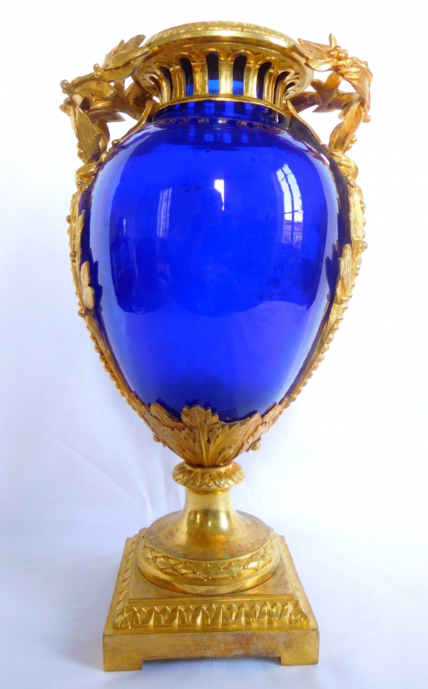 Vase d'ornement de style Louis XVI en cristal bleu et bronze doré attribué à Baccarat