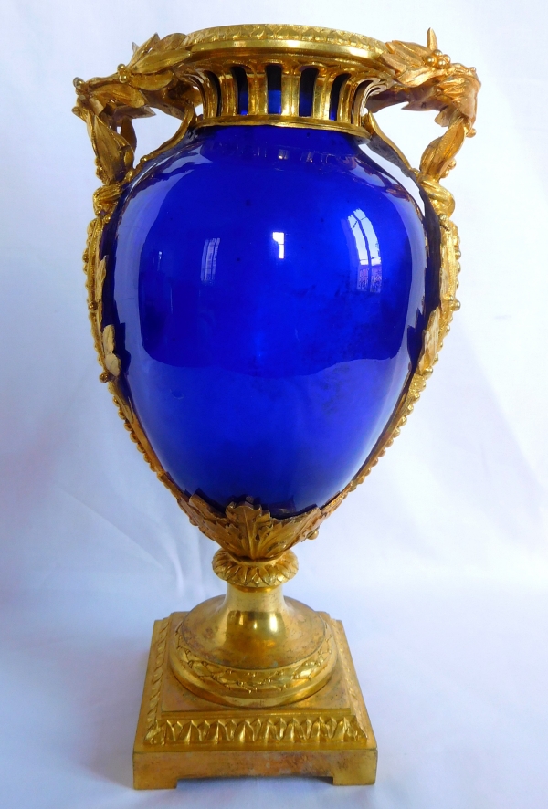 Vase d'ornement de style Louis XVI en cristal bleu et bronze doré attribué à Baccarat