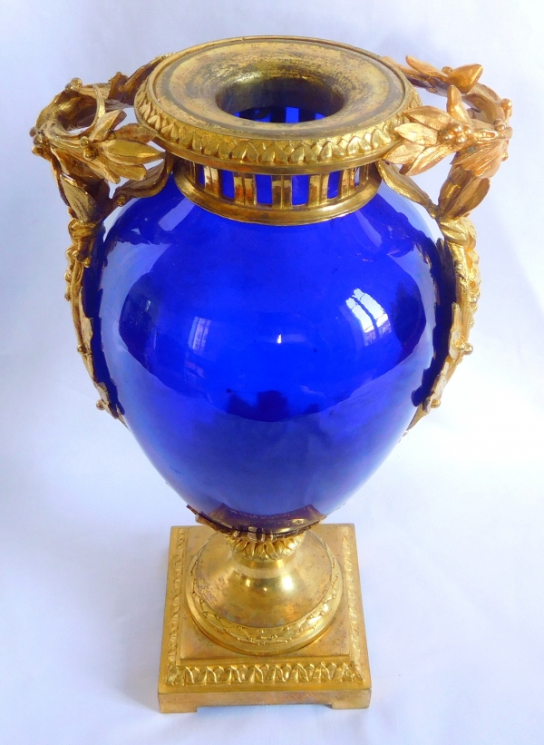 Vase d'ornement de style Louis XVI en cristal bleu et bronze doré attribué à Baccarat