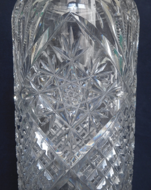 Grand vase en cristal de Baccarat richement taillé