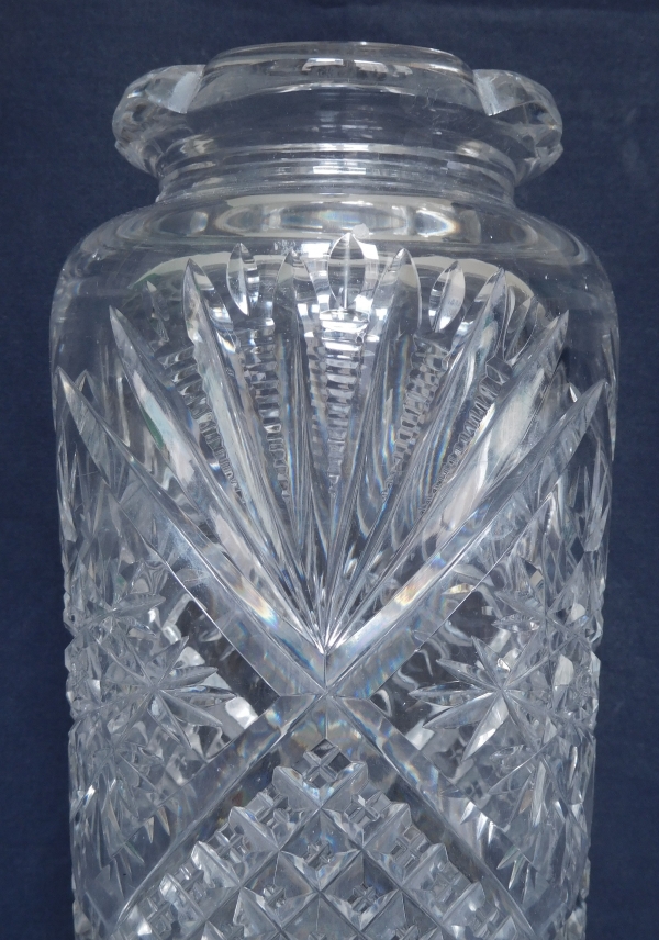 Grand vase en cristal de Baccarat richement taillé