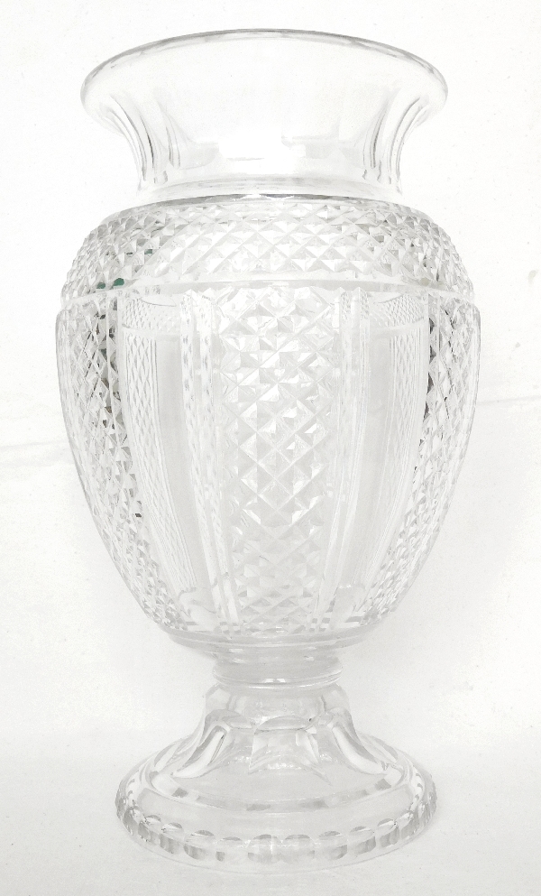 Spectaculaire vase Medicis en cristal de Saint Louis taillé en pointes de diamant, époque fin XIXe - 35,5cm