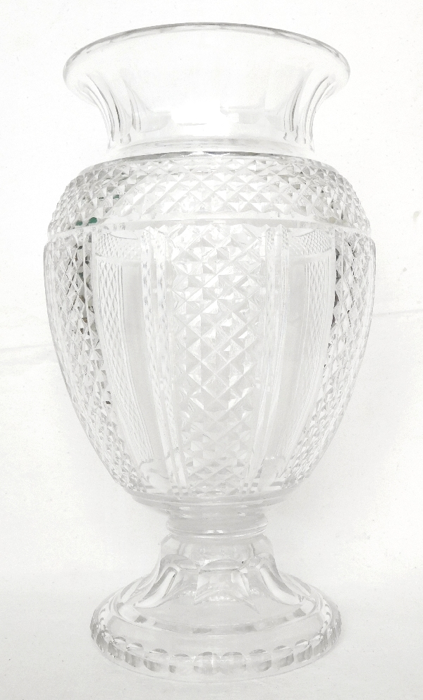 Grand vase Medicis en cristal de Saint Louis taillé en pointes de diamant, époque fin XIXe