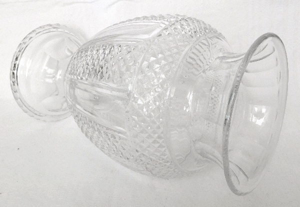 Grand vase Medicis en cristal de Saint Louis taillé en pointes de diamant, époque fin XIXe