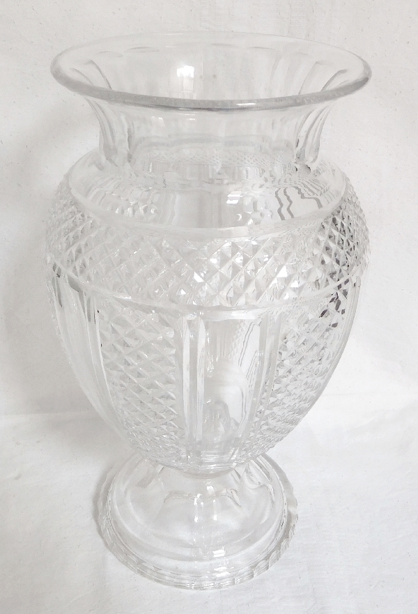 Spectaculaire vase Medicis en cristal de Saint Louis taillé en pointes de diamant, époque fin XIXe - 35,5cm