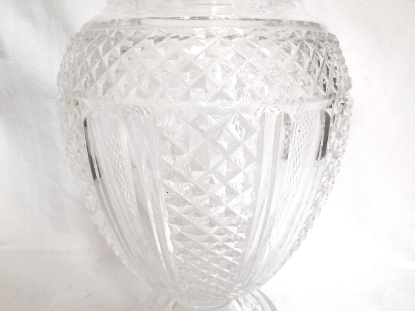 Grand vase Medicis en cristal de Saint Louis taillé en pointes de diamant, époque fin XIXe