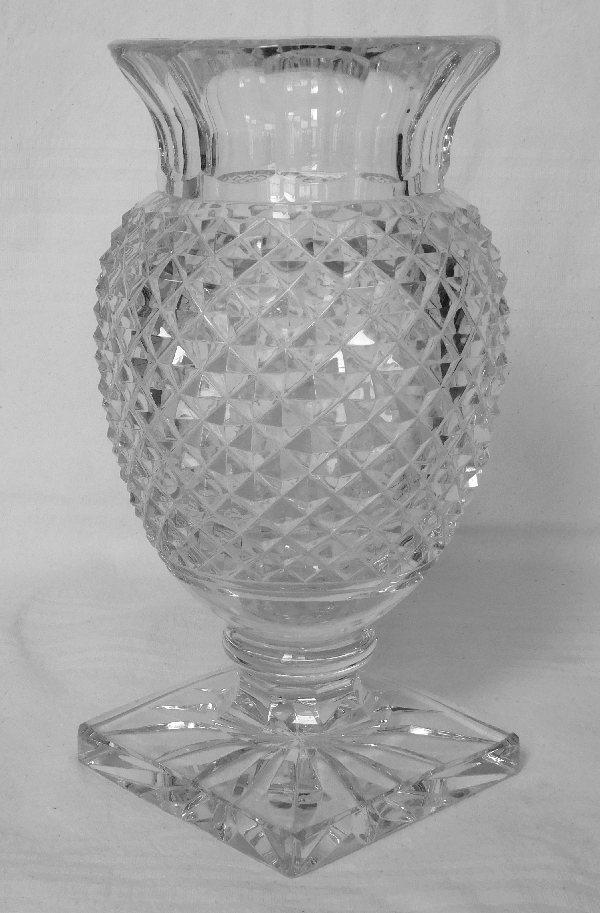 Vase Medicis en cristal de Saint Louis taillé - signé - 26cm