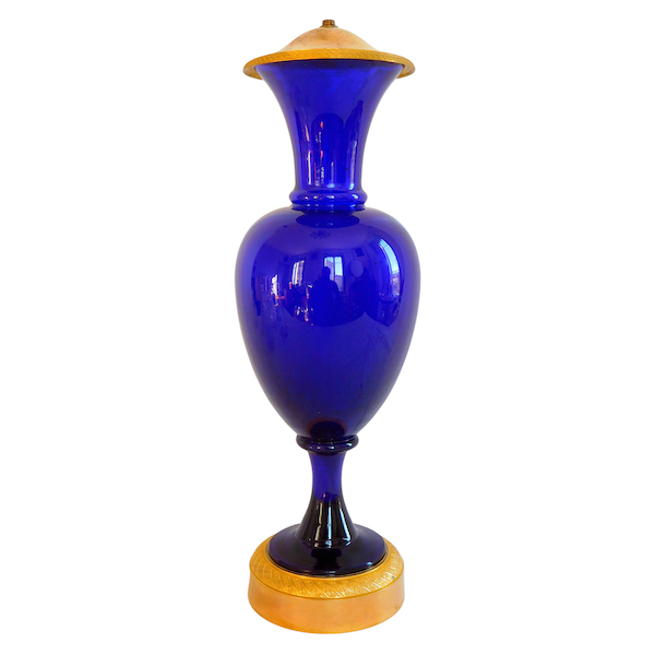 Grand vase pied de lampe en cristal de Baccarat bleu cobalt, monture en bronze doré