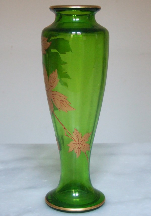 Grand vase en cristal de Baccarat vert olive, modèle Platanes doré à l'or fin