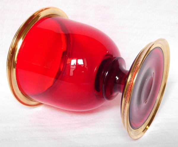 Vase en cristal de Baccarat rouge à monture en vermeil, poinçon Minerve