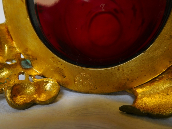 Vase rouleau Art Nouveau en cristal de Baccarat rouge, monture bronze doré, vers 1890 - signé