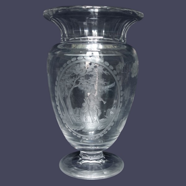 Vase ovoïde en cristal de Saint Louis taillé et gravé, décor d'après Boucher