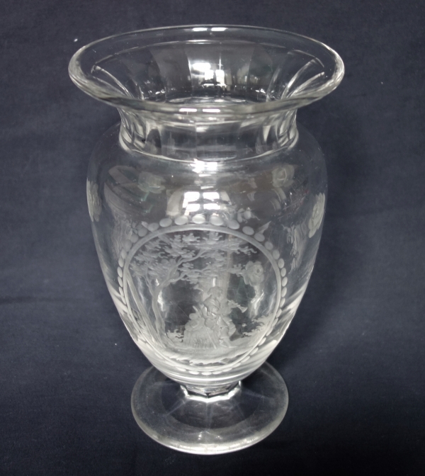 Vase ovoïde en cristal de Saint Louis taillé et gravé, décor d'après Boucher